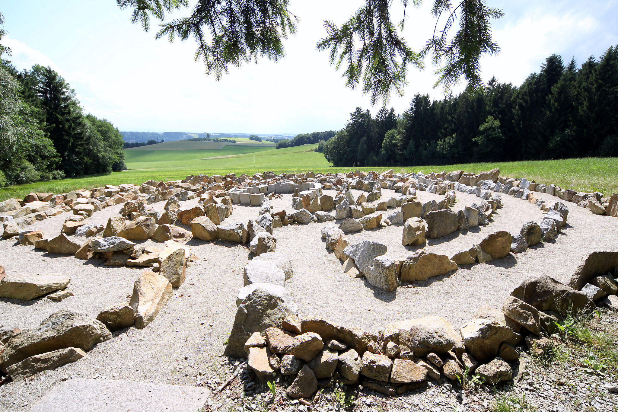 Stone-separated pathways of the Labyrinth