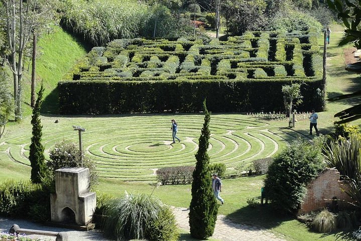 Hedge & Grass mazes together with the latter in the foreground