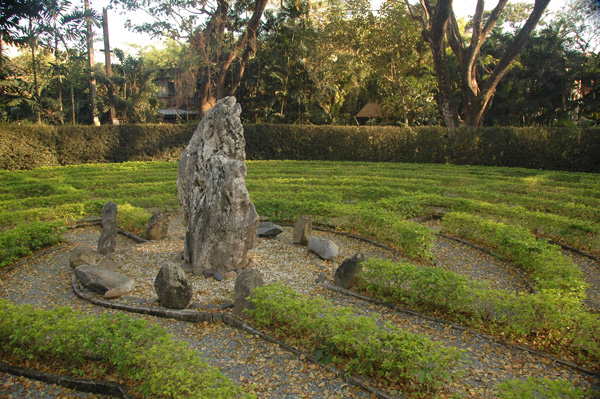 Rocks in the center arranged in the circles around the big one