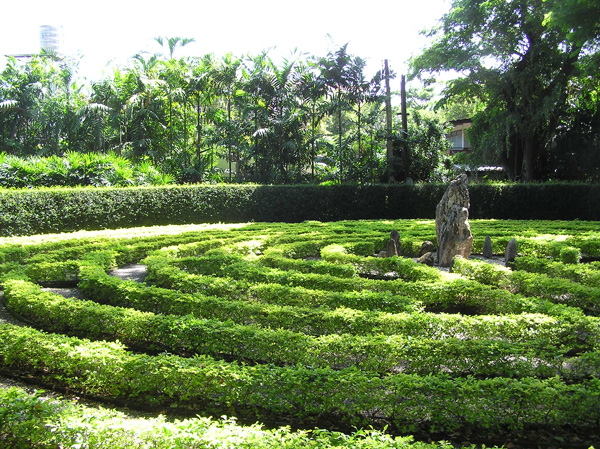 A sunny day in the labyrinth